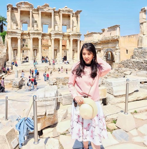 Walking through the ruins of the city of Ephesus. Stansing in front of the Celcius' library where all the sins happended and started the Gospel by Paul the Apostle.
Wait for another posts of Ephesus 🤗