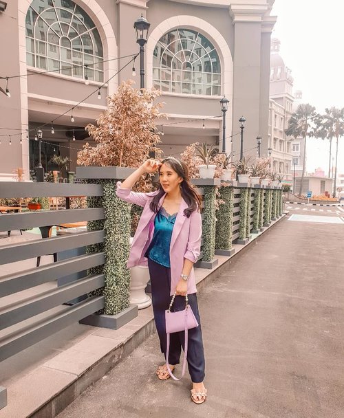Finally, wearing lilac blazer. Lilac is the new black in 2020, right?
Got it from @eclaircollection because I like their pastel collection.
#lilac #lilacouter #lilacblazer #ootdspot #tapfordetails