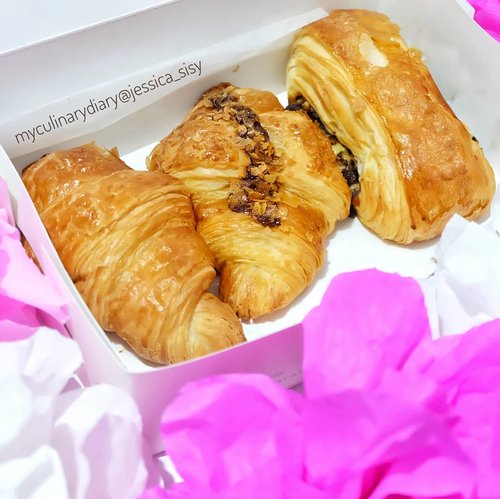 My all-time favorite croissant!Super yummy #tapfordetails ..Check out myculinarydiarycom.wordpress.com for more awesome post! Link is on my bio and my Zomato/Jessica Adi or Pergikuliner/Jessica Sisy for more food reviews#sisyeatingdiary #myculinarydiary #clozetteid........#food#croissant#foodgram#foodaddict#foodshare#foodphotographer#jktfoodies#foodphotography#instabuzz#photooftheday#beautifulcuisines#foodstagram#foodgasm#foodnetwork#discoverymeal#appetitejournal#eatfamous#flatlay#foodoftheday#dessert#kulinerjakarta#followme#foodstylist#foodvsco#eatfreedayid#kulineraddict#eeeeats