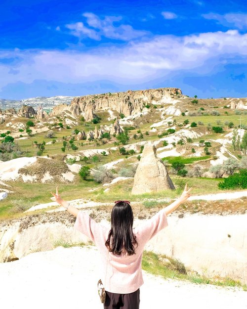 Beautiful view from Goreme, Cappadocia, Turkey. God's work is so amazing! If I had a chance to go back to Turkey, I will definitely come back to thie place. Spending 22 hours from Istanbul to Cappadocia, climbing to the hill, and struggling with the heat of the sun just to have this photoshoot.I hope that @jcb_indonesia can make my wish comes true.. .Hop over to myculinarydiarycom.wordpress.com/TRAVEL to see my experience in abroad.#sisytravelingdiary #traveljourney #ootd #ootdfashion #terfujilah......#clozetteid #wisata #travel #igtravel #travelgram #buzzfeed #europe #holiday #turkey #turkiye #cappadocia #kapadokya #desert #dubai #photography #photooftheday #foodoftheday #cakedecorating #photoshoot #fujifilm #beautifuldestinations