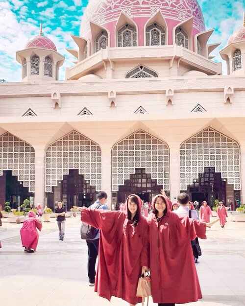 Money heist, Red Riding Hood, or Twilight?Miss traveling so much!!.#sisytravelingdiary #kualalumpur #pinkmosque.........#ootd #photooftheday #beautifuldestinations  #gardensbythebay #iphoneonly #moneyheist #mukbang #passthebrushchallenge #spain #travelinladies #like4like  #travelsingapore  #postthepeople #travelingwomen_  #clozetteid  #tutorialedit #photoedit #thewanderingtourist #travel