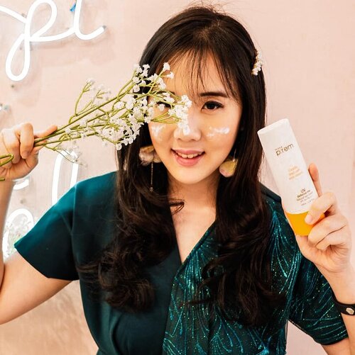 Hey guys, aku mau share sunscreen yg aku pake dari @makeprem
Jadi ini made in Korea yg dibuat dgn bahan yg aman untuk ibu dan anak. Mengandung vitamin san antioksidan untuk mencerahkan dan melindungibkulit dari sinar UV A dan UV B.
.
Teksturnya lembut dan ga lengket. Suka bgt! Ga ada bau dan ga ada white cast. Formulanya dari Eropa loh! Panted aja bagus.
Buat yg mau coba bisa kepoin IG nya @makeprem
.
#makeprem #sunscreen #koreancosmetics
.
.
.
.
.
.
.
.
.
.
#clozetteid #cosmetic #beauty #skincare #makeup #lipstick #eyeshadow #likeforlike #tagsforlike #selfie #blowpermanent #korea #japan #sunblock #nomakeupmakeup #softlens #koreanmakeup #makeupjunkies #makeupgeek #beautycare #perawatanbibir