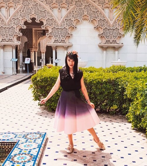 Dancing in this beautiful mosque at Malaysia
. .
Hop over to myculinarydiary.com/TRAVEL to see my experience in abroad.
#sisytravelingdiary #traveljourney #ootd #ootdfashion .
.
.
.
.
.
#clozetteid #wisata #travel #igtravel #travelgram #buzzfeed #europe #holiday #ombre #kualalumpur #cappadocia #malaysia #desert #dubai #photography #photooftheday #morocco #fashion #photoshoot  #beautifuldestinations