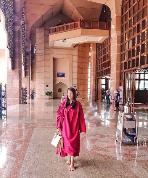 Walking in the right path in this beautiful place.
Throwback to Putrajaya Mosque
.
. .
Hop over to myculinarydiary.com/TRAVEL to see my experience in abroad.
#sisytravelingdiary #traveljourney #ootd #ootdfashion #terfujilah
.
.
.
.
.
.
#clozetteid #wisata #travel #igtravel #travelgram #buzzfeed #europe #india #tajmahal #justgoshoot #exploretocreate #cappadocia #kapadokya #abudhabi #mosque #visualtolife #photography #photooftheday #dametraveler #peopleinframe #fujifilm #beautifuldestinations