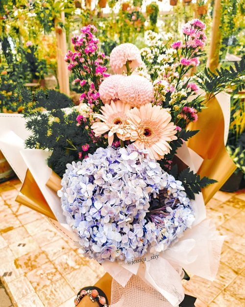 Pretty flower bouquette from @amore.florist Affordable price and the flowers are beautiful. Suitable for your loved ones 💖Recommended!......... #clozetteid  #photooftheday  #potd #fblogger  #japan #korea #summeressentials #garden #bunga #buketbunga #lily #buketbungamurah #roses #hydrangea #beautyblogger #prettycorner #florist #flowers #buketbunga #endorsement #daisy #hydrangea #flowerbouquette #bestoftheday #bestofthebest #endorse #ootd