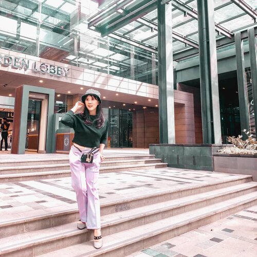 Minggu depan udah mau Natal aja nih. Cepet bgt ya dari Januari, Februari, eh tiba2 Desember. 
Anyway, di @ashtadistrict8 banyak spot foto kece nih. Udah ke sana blm?
#ashta8 #kitsunejakarta #kitsune  #ootd2020 #tapfordetails #playnomore #playnomorebag