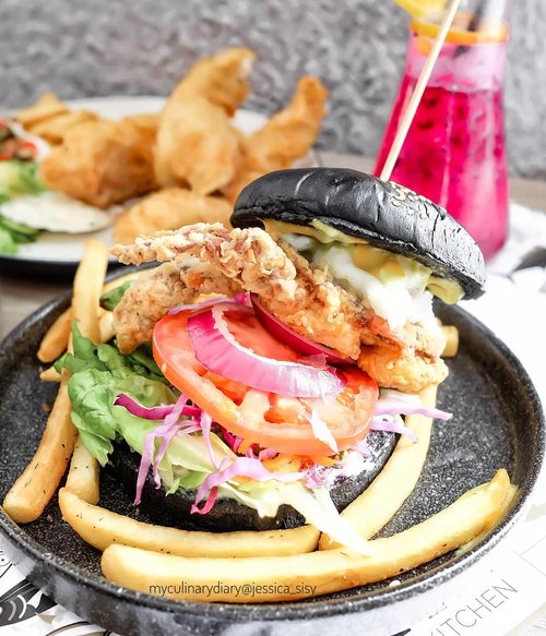 NEW BLOG POST. LINK IS ON BIO.Black soka Burger from @ofishid is my saviour when I'm hungry!.Check out myculinarydiarycom.wordpress.com for more awesome post! Link is on my bio and my Zomato/Jessica Adi or Pergikuliner/Jessica Sisy for more food reviews#sisyeatingdiary #clozetteid #fujifilm........#food#foodblogging#foodgram#foodaddict#foodshare#foodphotographer#crab#foodphotography#photooftheday#beautifulcuisines#foodstagram#foodgasm#foodnetwork#discoverymeal#appetitejournal#seafood#flatlay#fishandchip#ofish#dionwiyoko#foodstylist#kulinerkelapagading#kulineraddict#eeeeats#hamburger