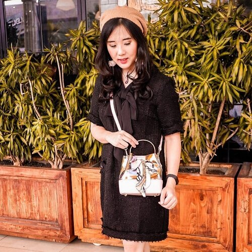 DISC 30% FOR TODAY!
Seneng bgt bisa dapetin tas mini super multifungsi dari @jimshoneyoffc 
Selain modelnya elegant, walaupun mini bisa muat dompet, kacamata, botol air, HP  dan pouch. Ini ga transparent, tapi hologran gt, jadi aman ga tembus pandang.
Warnanya ada banyak dna cantik2 semua sampe pusing pilihnya ❤💗❤💗
Buruan beli sekarang karena hari ini launching dan DISKON 30%!! #jimshoney #jimshoneymurah #minibag #cutebag
.
.
.
.
.
.
.
.
#ootd #photooftheday #beautifuldestinations #lookbook #syahrini #japan #fashionblogger #outfitoftheday #korea #ootdspot #jktspot #followme #union #ribbontop #instadaily #europe #traveleurope #flatlays #postthepeople  #travel  #clozetteid