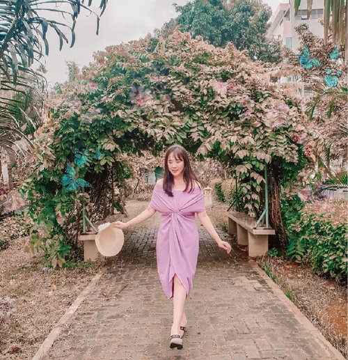 Wearing this pretty dress which I got from @kiki.id 
So in love with the lilac colour.
#kikiapp #lilac #lilacdress #sabrinadress #ootdspot #tapfordetails #phoneonly