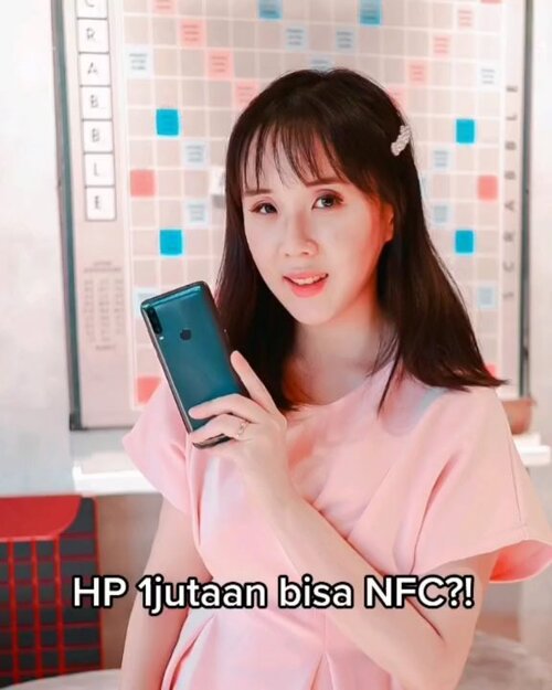 SMARTPHONE SEJUTAAN BISA NFC!Kenalin nih smartphone baruku Alcatel 1S yg harganya di bawah 2 juta, tapi canggih! Salah satunya memiliki fitur Near Field Communication (NFC) untuk memudahkan kita  dalam melakukan transaksi pembayaran digital, top up dan cek saldo kartu uang elektronik, transfer file, dsb. Serba mudah ya pake smartphone ini apalagi untuk yg punya usaha.Selain fitur NFC, Alcatel 1S dibekali Triple Camera yang terdiri dari kamera utama 13MP, lensa makro 2MP, dan kamera bokeh 5MP. Liat hasil fotonya di IG storyku yaa. Designnya ringan, , bigger view, memory 32GB ROM + 3GB RAM, didukung processor Octa Core, memiliki kapasitas baterei 4000 mAh biar streaming dan waktu gaming lebih lama! Buat seorang content creator dan gamer butuh banget nih smartphone yg awet, harganya terjangkau, tapi kualitas teknologinya terdepan. Yg mau kepoin produknya @alcatel.id bisa klik link ini ya https://linktr.ee/Alcatel.id #alcatel #alcatel1S #smartphone #NFC #hppintar #hpmurah #alcatelindonesia #photographytrick #tiktokindonesia #tiktokchallenge