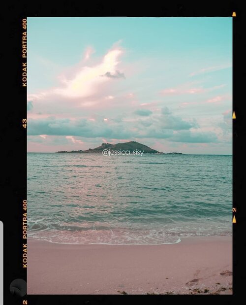 Kinda miss this view in Jeju Island when the sun sets. So beautiful because the pink and baby blue colours appear on the sky.Taken by Fuji XT 100..#kodak #kodakfilter #kodakpreset #sisytravelingdiary ..........#ootd #photooftheday #beautifuldestinations #southkorea #beach  #ootdspot #dametraveler #like4like  #postthepeople #disneyland #fairyland  #clozetteid  #futuretogether #newyear #gardensbythebay #korea #thewanderingtourist #travel #jejuisland #jeju