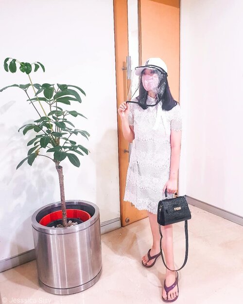 Welcoming New Normal in June.
Kalo udah ga PSBB, kantor rame lagi, apa mending pake beginian buat ke kantor?
What do you think?
.
#newnormal #hellojune #faceshield #maskerkain #facemask
#ootdspot #tapfordetails
.
.
.
.
.
.
.
.
.
#ootd #photooftheday #beautifuldestinations #workoutfit #lacedress #iphoneonly #ootd2020 #mukbang #jktspot #kellybag #hermes #travelinladies #like4like  #tutorialedit  #shopping #travelingwomen_  #clozetteid  #thewanderingtourist #travel #linestylebuy