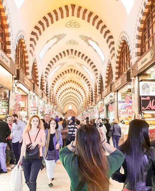 The hall of Grand Bazaar, Istanbul.Egyptian touch, vintage, and so classic.. .Hop over to myculinarydiary.com/TRAVEL to see my experience in abroad.#sisytravelingdiary #traveljourney #ootd #ootdfashion #terfujilah......#clozetteid #wisata #travel #igtravel #travelgram #buzzfeed #europe #holiday #turkey #turkiye #cappadocia #kapadokya #desert #dubai #photography #photooftheday #foodoftheday #cakedecorating #photoshoot #fujifilm #beautifuldestinations