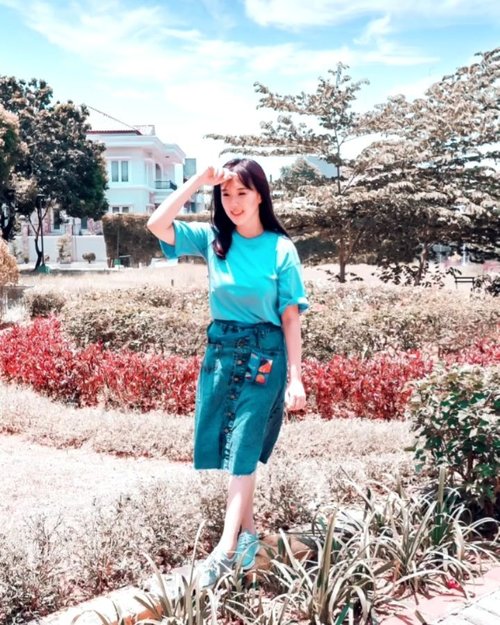 Another Saturday with a perfect weather for photoshoot ❤
Basic tee, denim skirt  and a wallet. You will never go wrong with Blue 💙
#ootdinspiration #denimskirt #levis #tiktokindonesia #tiktokfashion #pixaloop #tutorialeditfoto