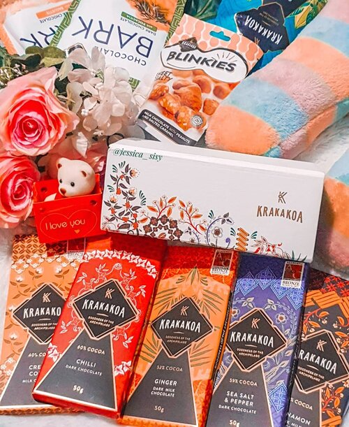 Valentine's day is coming ❤❤Buat yg masih cari coklat, boleh banget order ke @krakaoa karena mereka punya Valentine Box dan coklatnya terbuat dr real cacao indonesia! Gw selalu suka produk2 mereka, especially dark chocolate nya yg bener2 pure cacao!!Buat diet juga bagus krn mereka ga pake tambahan gula dark choco nya. Happy chocolate day 🍫🍫🍫#coklat #valentinesday #valentine #coklatvalentine #darkchocolate #realcocoa #valentinegift #sisyeatingdiary.....#murah #dagelan #9gag #foodgram #kopisusu #fblogger  #jktfoodbang #photooftheday #beautifulcuisines #dj_kattybutterfly36  #foodnetwork #murahmeriah #coffee #coffeegeek #kulinerserpong #jktfooddestination #mukbang #baristadaily #clozetteid