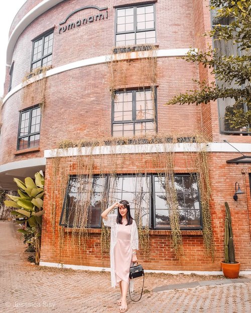 One of my fave spot in Kemang since the place reminds me of a coffee shop in South Korea. This coffee shop is located at the lobby of the hotel.
.
@rumanamiresidence 
Location :Kemang
.
#rumanamiresidence #coffeeshop #kemang #seoul #storefront #ootd #tapfordetails #ootdspot #koreanlook