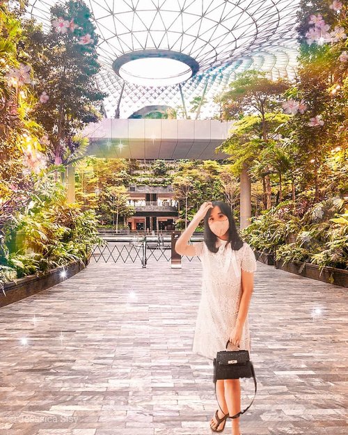 Welcoming to New Normal.
No water fountain at Jewel Changi now 😢
Are you ready for traveling or just #stayathome ? 
You need to do 14-days quarantine in chosen hotel or you can pay the 4 and 5 star hotels chose by yourself.
.
.
.
.
#sisytravelingdiary
.
.
.
.
.
.
.
.
.
#ootd #photooftheday #beautifuldestinations  #gardensbythebay #iphoneonly #hermes #ootdspot  #like4like  #futuretogether  #postthepeople #travelingwomen_  #clozetteid  #travelinladies  #jewelchangi #changi #thewanderingtourist #travel #marinabaysands #singapore #VisitSingapore