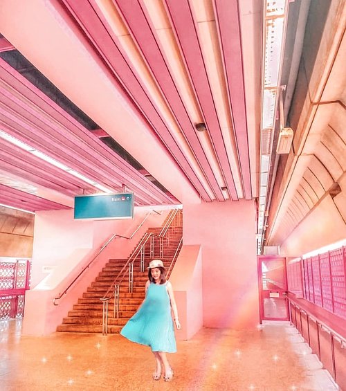 One of the cutest MRT station : Red Hill. All of them is paonted with pink, my favorite color 💖
Captured by my brother. See before edit on my IG Story.
#sisytravelingdiary
.
.
.
.
.
.
.
.
.
#ootd #photooftheday #beautifuldestinations #tiktokchallenge #gardensbythebaysingapore #iphoneonly #floralfantasy #ootdspot #prewedding #like4like  #postthepeople #travelingwomen_  #clozetteid  #travelinladies #fblogger #travelingwomen_ #thewanderingtourist #travel #marinabaysands #singapore