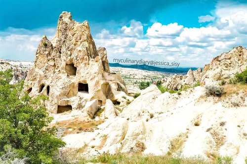 Still can't move on from Turkey
. .
Hop over to myculinarydiarycom.wordpress.com/TRAVEL to see my experience in abroad.
#sisytravelingdiary #turkey #goreme
.
.
.
.
.
.
#clozetteid #wisata #travel #igtravel #travelgram #buzzfeed #photography #holiday #turkey #turkiye # cappadocia #kapadokya #desert #photography #photooftheday #dametraveler #cakedecorating #photoshoot #fujifilm #view #landmark #scenery