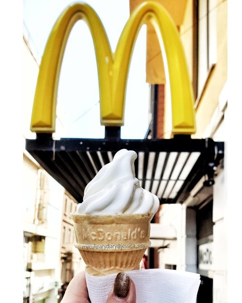Trying McD's ice cream cone (aka Kühla in Turkey). The texture is chewy and more milky than the one in Indonesia. Much tastier!.Check out myculinarydiarycom.wordpress.com for more awesome post! Link is on my bio and my Zomato/Jessica Sisy or Pergikuliner/Jessica Sisy for more food reviews#myculinarydiary #clozetteid #sisyeatingdiary..........#food#icecream#turkey#mcdonalds#makananenak#streetfood#cheese#pedas#jajanenak#jajanmalam#foodporn#foodgasm#jajananpasar#kulinerjakarta#murahmeriah#food#foodpic#foodstagram#instafood#delicious #instapic #picoftheday#nomnom