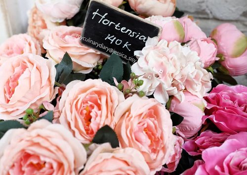 My favorite flower after rose : Hortensia 💐🌺 #hortensia #flowers #onni #europe.......#onthetable#nothingisordinary#vscogood#beautifulcuisines#whitearoundus#appetitejournal#vscobeau#whywhiteworks#buzzfeed#thekitchen#rsa_minimal#MinimalPeople#fujifilm#holdthemoments#peoplescreatives#dailyfoodfeed#f52grams#handsinframe#makeitminimal#bleachmyfilm#lifeandthyme#feedfeed#foodies#flatlays#vsco @foodvsco @buzzfeedfood @food52