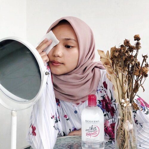 girls, your skin deserves respect ✨Bioderma Sensibio H2O Micellar Water ini umurnya udah 25 tahun, kalo udah coba produknya pasti udah ga heran lagi gimana produk ini bisa bertahan selama itu, kalo belom coba bisa lihat review-nya dulu di blog aku 💖 *link di bio.#25YearsAnniversary #RespectMyChoices #BiodermaIndonesia #SensibioH2O #SensibioTonique #BiodermaXClozetteIdReview #ClozetteIDReview #ClozetteID