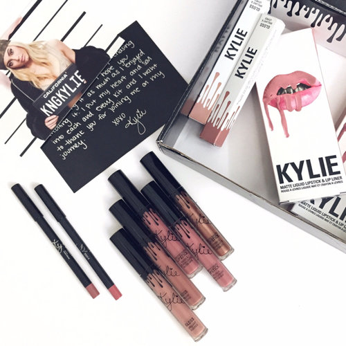 Kylie Lipkit, frankly speaking, it's not my favorite formula, a bit drying on my sensitive lips, but the lip liner is definitely a keeper, the texture is buttery smooth and glide on like a dream.
.
.
#kyliecosmetic #kylielipkit 
