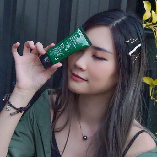 Uda senin aja! Jangan lupa sebelum pergi pakai Sun Screen👌🏻Efek Sinar UV gak bagus buat kulit 🤦🏻‍♀️ Bisa bkin komedo, penuaan dini, Kulit terbakar dan Kanker Kulit!!!! MALAS krn lengket?! Cobain @soofee_official Sun Screen , GAK lengket! Wanginya enak dan SPFnya 50!! Kandungan Phyto Birch Treenya bagus buat elastisitas dan moisturize kulit. Ada sensasi dingin waktu di aplikasikan ke wajah, NO White cast dan cepat meresap di kulit✨Kalau mau beli ada harga special dari Rp 328k jadi Rp 285k !!! Shipping from Korea to Your House 🙌🏻🙌🏻🙌🏻🙌🏻 Click Link Di BIOku 💋....#CharisCeleb #PhytoBirchTreeSoothingSunEssence #Clozetteid #BloggerSurabaya #SurabayaBeautyBlogger