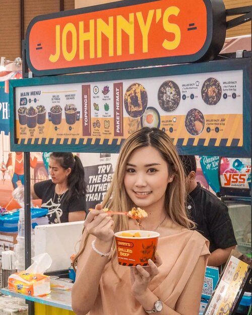 Waktu jalan" di bazar @marketprize melipir ke @johnnysbowl.id nyobain Grilled Salty + Truffle Mushroom Sauce🤤🤤
Percayalaah ini ENAK pake banget!! Bumbunya berasa sampe ke dagingnya dan dagingnya sendiri banyak! Terus yaa ada telur setengah matangnya..
Aduu lidahnya di manjain bangeet~ Sampe bungkus lagi 1 🥰
Ada 2 size jugaaa, yg mau coba ada Paket Hematnyaa lo 🙌🏻
.
.
📸 @jovassago 
#eatwithtorquise #clozetteid #bloggersurabaya #foodies