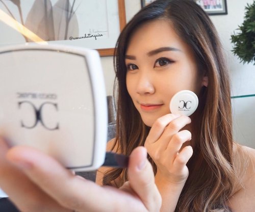 First time had a hand on @cocoblancindo 💋 Here my brief review: What i hold is their pressed powder number 3. Sand.This shade more to pink rather than brown. Really match with my skin tone.:3Came in light and simple case but look fashionable~The result by using this is natural look, controlled sebum and make my face look smoother☺️.•• I got it from @hellosora.asia and @clozetteid Full Review about this sophistic product already on my blog~ Clickable link on my bio will direct you to the post😉#clozetteid #clozetteidreview