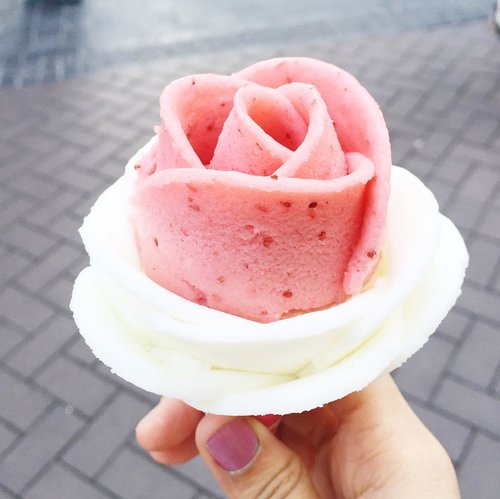 🌹My favorite Strawberry Sorbet and Yoghurt👌🏻When strolling found this Pretty💕 #abelldigests Really fresh and looks delicious😆 like two tone💄 #eatwithtorquise #clozetteid #bloggersurabaya #TQinKorea