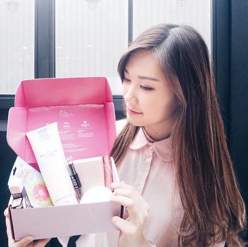 Can u feel the Sweet scent in "10 minutes" make up box by @altheakorea ? Just heading to my blog (the link on my bio) not just unboxing but i make a tutorial make-up for Date 😘Have a sweet day~#sbbxalthea #surabayabeautyblogger #instagood #photo #instamood #instadaily #instalike #tagsforlikes #bestoftheday #jj #clozetteID #webstagram #tflers #life #fashion #blogger #cotd #tagsforlikes #beauty #travel #surabaya #GGRep #ggreptrend #beautyblogger #beautybloggerindonesia #beautyenthusiast #cgstreetstyle