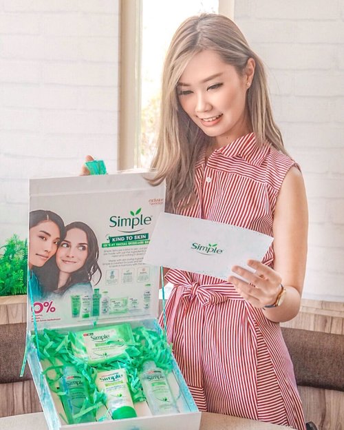 Finally! @simpleskin are avail in Indonesia. Famous Brand from UK that All of their products are dermatology tested Suit all skin type even for sensitive skin and 0% Color, perfume nor Harsh chemical. Wow~ It's also contains 3x purified water, with camomile extract and Vit B that have good effect for our skin. Gonna use this everyday. NOW Avail in nearby @guardian_id 🥰....#workwithtorquise #bloggersurabaya #clozetteid
