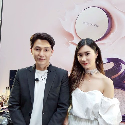 On Frame with @alexcho_magazine A Global Make Up artist of @esteelauder ✨ It such a honor being model for his make up class ❤️•Estee just launched “A Double Wear Cushion” in @galaxymallsby Surabaya. Visit their Place and enjoy special Promotion if buy this Cushion🙌🏻And today they giving away 10 slots for you to join their make up class on 1 pm!!!! Woww~ Looks fabs in Chinese New year babe ✨•Thank you @dikastiff for having me 🙏🏻#clozetteId #cotd #lykeambassador #beautynesiamember