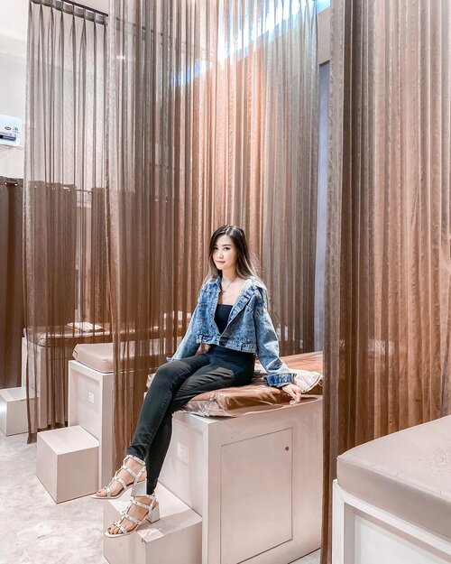 Friday means Time To Pamper Yourself 💆🏻‍♀️
Kali ini manda ke @salsabeautycentre One stop beauty from head to toe 👌🏻
Jadi ada 3 lantai : 
Lt 1 - Salon
Lt 2 - Beauty Clinic 
Lt 3 - Spa & Massage 
Setelah konsul dgn dokternya, manda nyobain IPL Rejuve yang berfungsi sebagai anti aging dan anti-wrinkle ✨ 
Treatmentnya kurang lebih 1 jam an dan hasilnya bisa langsung terlihat! 
Kulitnya jd lebih cerah, sehat dan lembab 🥰 
Mumpung April ada special disc 30-35% langsung aja cuss deh 🙌🏻
Oh ia, Konsul Dokternya FREE yaa~
.
.
.
#WorkWithTorquise #SurabayaBeautyBlogger #JakartaBeautyBlogger #BloggerSurabaya #Clozetteid