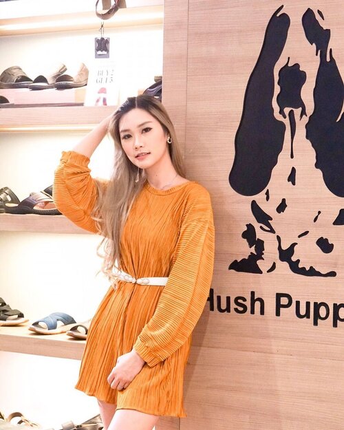 Pose pusing mau milih @hushpuppiesid yg mana soalnya lagi ada PROMO beli 2 DAPAT 3!!! Mana design tas ama sepatunya kece"  lagi 🙈 Bisa lama nih di storenyaa...
Ehh, Buruan Cusss ke store terdekat soalnya promonya Hanya bulan Des ini ajaaa~ .
.
.
.
📸 @devolyp 
#workwithtorquise #joylooksgoodonyou #hushpuppies #hushpuppiesid #bloggersurabaya #clozetteid