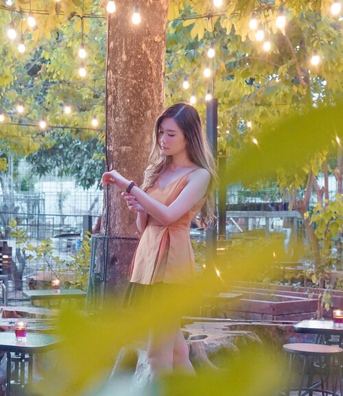 While waiting for u under the tree ☺️
📸 @jovassago yg makin hari makin jago fotonya 🙌🏻
.
.
.
📍 @docafe.surabaya 
Congrats for the opening!! @xirenliii ✨
#Clozetteid #BloggerSurabaya #SurabayaBeautyBlogger #CafeSurabaya