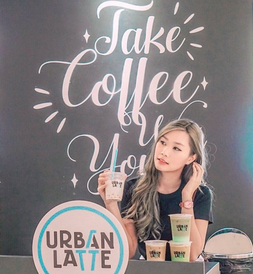 Yes? Oh ini Orange Blossom with Pink Bubble 👌🏻This's one of their best seller and @urbanlatteid Now Brewing at @pakuwonmallsby B1 (nearby Lotte Mart). PROMO :- Buy 1 Get 1 Khusus pemegang Kartu Urban Latte Privilege ( 14-25 Agust) - Cashback 45% pakai Go-Pay- Cashback 20% + 18% pakai Cashback app- Buy 2 Get 3 pakai debit Mandiri Gold/ Platinum (s/d 31 Agust) ..Jgn lupa join Photo competitionnya berhadiah HP Samsung!!! Further info >>> @urbanlatteid ..#workwithtorquise #clozetteid #urbanlatteid #urbanlattesurabaya