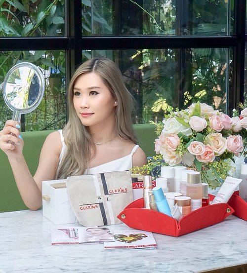 Happiness is a habit. So is your skincare☺️Today, i attend @clarinsid Luncheon. I Got skin check and also know that they have "V Shaping Facial Lift" A Serum for making your face more V. 🙌🏻Well, Not just that! Me and Surabaya Beauty Enthusiasm also had painting pouch session with @bartega.sby Swipe to see more pics ✨...#workwithtorquise #clarinslovesurabaya #clozetteid #bloggersurabaya