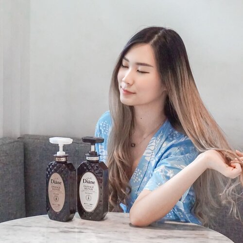 Aku suka bgt styling rambut, uda sering ganti” warna dan selalu nyatok sblm pergi. Jadinya rambut kering, kasar dan gampang kusut. 😞Best bgt deh ini @moistdianeid Damage Repair 👌🏻Setelah pake ini rambut jd lebih lembut, halus dan ga gampang kusut! Baca full reviewnya di blogku: https://amandatorquise.blogspot.com (Link on Bio) 💋..#WorkWithTorquise #Clozetteid #BloggerSurabaya #SurabayaBeautyBlogger