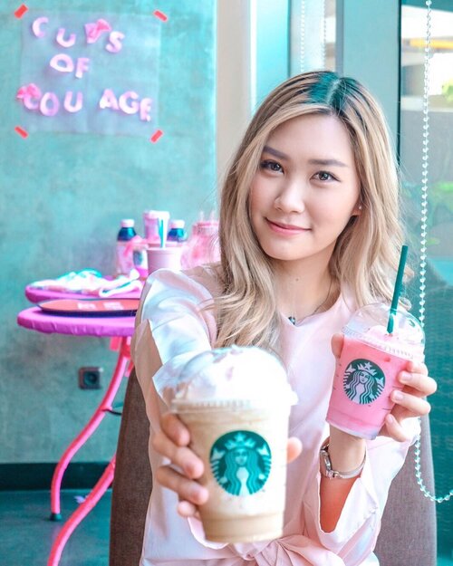 Minum Starbucks bisa sambil berdonasi loh, dengan 4 varian Pink Drinks yang terdiri dari Pink Macchiato, Sakura Yoguberry Frappuccino, Double Pink Coffee Frappuccino dan Pink Blossom Raspberry Tea. Kamu bisa mendapatkan special price 30rb dengan cara pakai filter dari @starbucksindonesia dan Sebagian penjualan dari Pink Drinks ini akan di donasikan ke @lovepinkindonesia! Yuk Tunjukkan dukungan kalian dan dapatkan kesempatan memenangkan Voucher Starbucks senilai IDR 2,000,000 dari @ClozetteID! Caranya: 1. Posting foto kamu Instagram dengan menggunakan Starbucks Indonesia Face Filter. 2. Mention @StarbucksIndonesia @ClozetteID dan jangan lupa sertakan hashtag#SbuxCupsOfCourage#SbuxCupOfStories#ClozetteIDxStarbucks#workwithtorquise #clozetteid