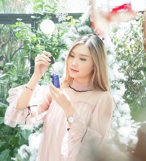 Woke up with smooth, young and flawless skin all because of using @kiehlsid Midnight Recovery Concentrate before sleep. Not just it!!!! Read further detail on my blog (Link on bio) ....#workwithtorquise #bloggersurabaya #clozetteid #clozettereview #clozetteidxkiehls