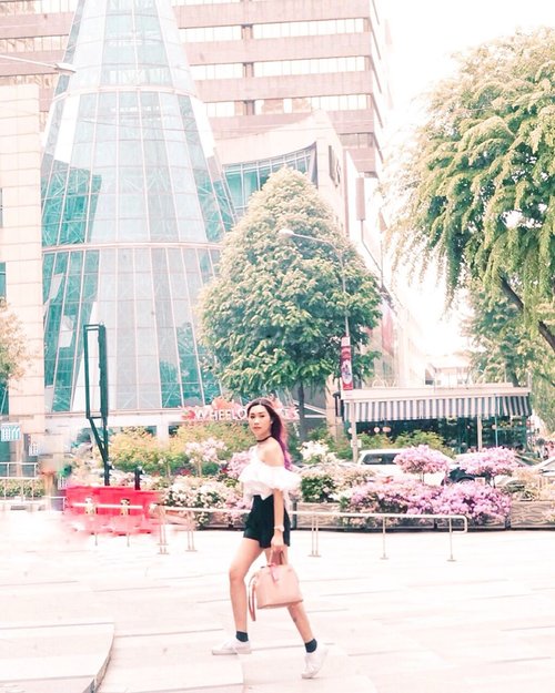 I call it strolling around with style and blending with the flower background 🌸

#abellinsg #singapore #clozetteid #cotd