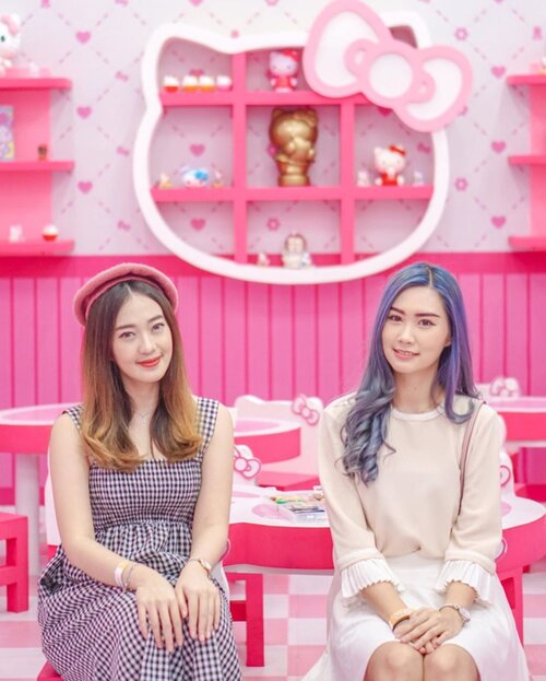 Welcome to Hello Kitty House 🥰Uber cute banget kan yaa rumahnya? Semua sudut instagramable!! Kemarin amanda n @gracehany having so much fun 🥰... Open: 17 January - 2 February 2020!!! 📍Atrium @ciputraworldsby Harga tiket : Senin - Jumat: 35k Sabtu - Minggu: 50k👉🏻 Ada sesi Meet n Greet bareng Hello kitty & My Melody Free tiap Jumat- Minggu dengan menukarkan struk belanja min 150.0000 di retail Hello Kitty dan 200.000 dari seluruh tenant di CWS.Jangan lupaa mampirr~..#CWSHelloKitty2020 #CWSHelloKittyContest #CiputraWorldsby #Bloggersurabaya #Clozetteid#Workwithtorquise