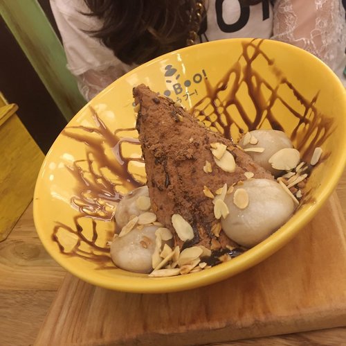 The place quite small, and have long queue but curiousity hit us to try this out 🐭 @sumoboo_surabaya 
On pic: •Mix Pudding with Green tea ice cream.
•Big boba, mochi, egg pudding, taro with chocolate ice cream.
•Choco nutella bomb (must try this one out)
#abelldigests 
#surabaya #food #dessert #clozetteID #tagsforlikes #bestoftheday #photo #webstagram #jj #instagood #instamood #instadaily #instalike #sweet #beautyblogger  #tflers #life #fashion #blogger #foodie #beauty #lifestyle #woman #GGRep #ggreptrend