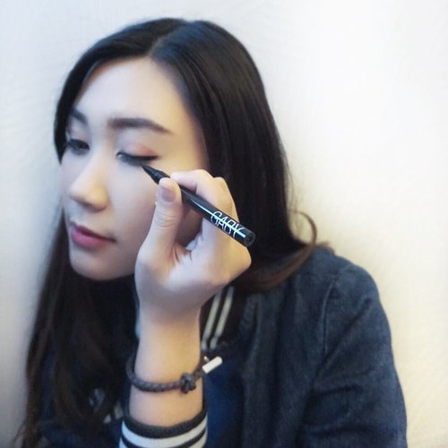A waterproof eyeliner from @gabycosmee ✨ Not lose to the branded one! Definitely local brand that you should take a look at! 👀For now they just have one color which’s black and as you can see it form the pic that the color’s so intense.👌🏻 It’s stay almost all day (since when arrived at home i erase all my make up). Thanks for sending me this!! 💋#abellreview #clozetteid #cotd #sbbxperfectbeauty