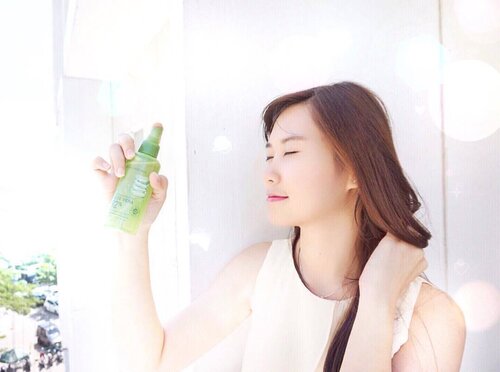 💦Can't stop, won't stop spritzing with @naturerepublic_kr Aloe vera 92% soothing gel mist from @hermoid to give my skin some refreshment and hydration especially during ☀️hot day.
Beside for face it also can be use for hair 💇🏻
More detail??? Read my latest post about unboxing box from #hermoid 😌 link on bio 😘

#instagood #instalike #instamood #instadaily #jj #igers #bestoftheday #clozetteID #cotd #beauty #blogger #tflers #webstagram #tagsforlikes #surabayabeautyblogger #clozettexhermoid