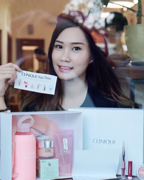 Good Morning.. A few weeks ago I Received @cliniqueindonesia beauty box. Well, I'm a fan n already using @clinique since in High School. Anw CAN you spotted #MoistureSurge 72 Hours Auto-Replenishing Hydrator??!!! It's the NEWEST product~ It's Feel light as feather, deeply hydrate and plump up our skin. 👉🏻Definitely suit for you who have dry skin or spending more time in room with AC on like me.🙌🏻 Avail in Clinique Counter in Sogo or Matahari Dept Store..:3 Thank you so much for sending me these 💋 @dikastiff #abellreview