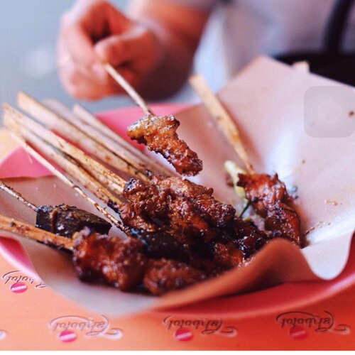 🌤 Morning breakfast menu... ☺️One of MUST #eat food if came to #Bali!! 😋📍 Sate Babi Bawah Pohon, Legian 🍴 P.S : When eat put little bit salt and chili that they serve with it. 👌🏻 🍦#eatwithtorquise #clozetteid #bloggersurabaya #TQinBali