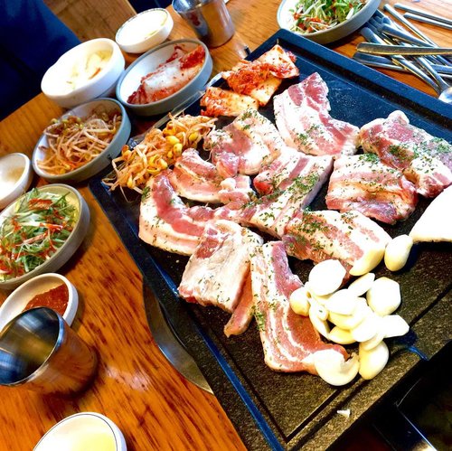 Samgyeopsal🐷🍴Delicious😋 Juicy First Korean food after landing #eatwithtorquise #TQinKorea #clozetteid